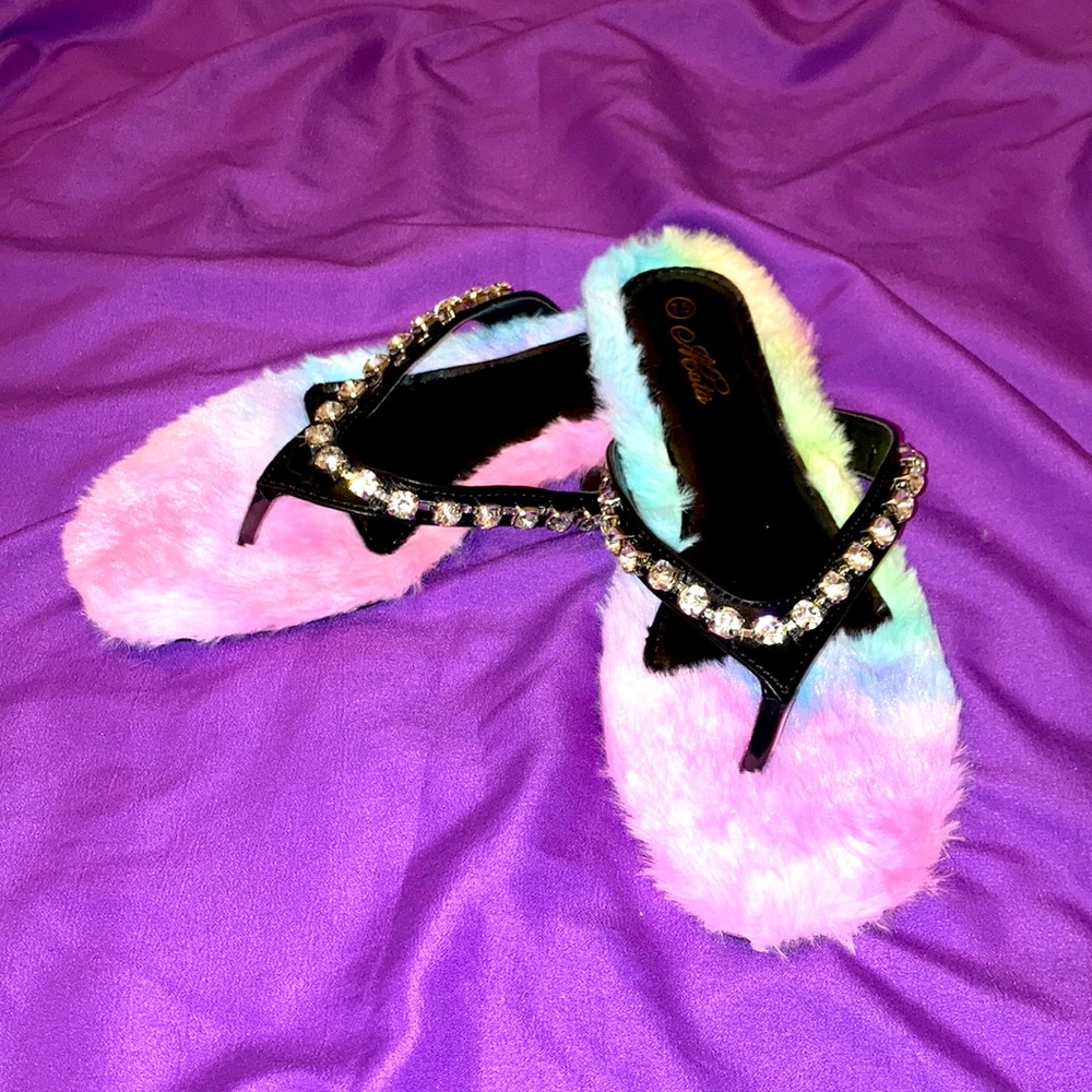 NEW SANDALS/SLIPPERS